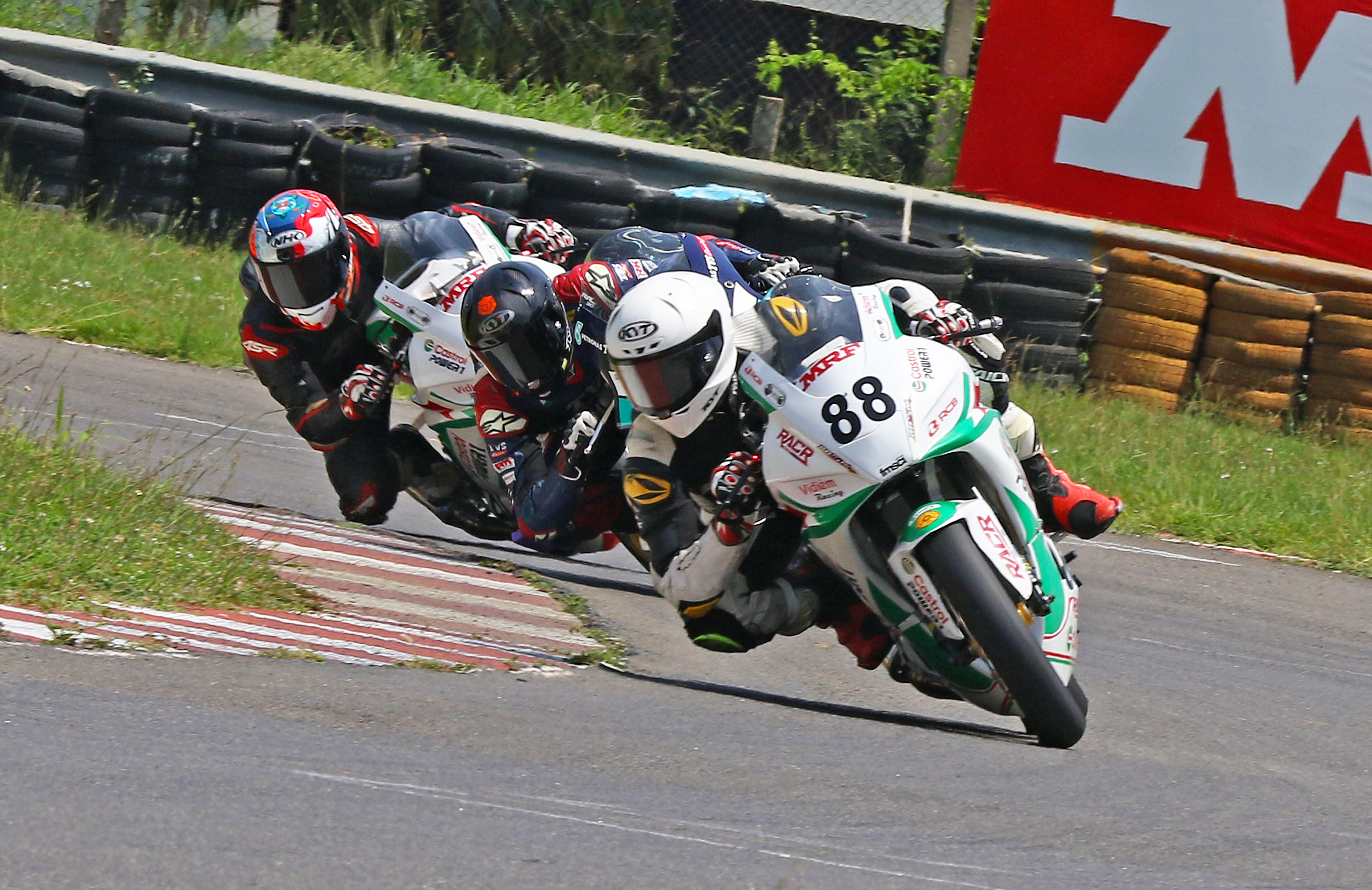 Rahil Pillarisetty (88) leading the pack en route to winning the Pro-Stock 301-400cc Open race (Sept 6)