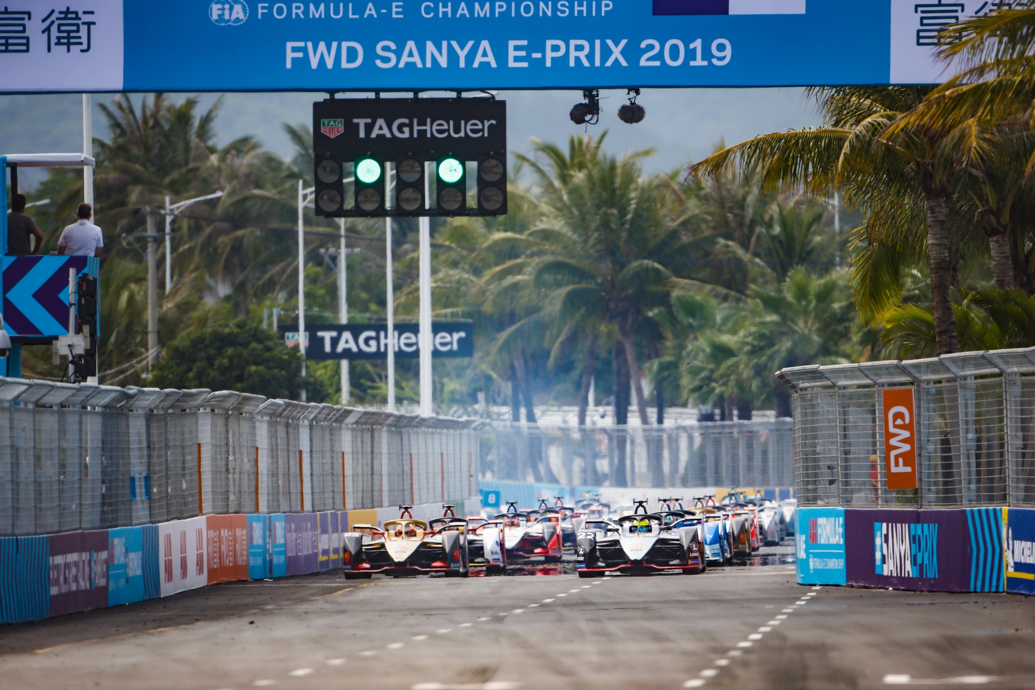 SANYA STREET CIRCUIT, CHINA - MARCH 23: Cars lined up on the grid for the start with Oliver Rowland (GBR), Nissan e.Dams, Nissan IMO1, and Jean-Eric Vergne (FRA), DS TECHEETAH, DS E-Tense FE19, on the front Oliver Rowland (GBR), Nissan e.Dams, Nissan IMO1 during the Sanya E-prix at Sanya Street Circuit on March 23, 2019 in Sanya Street Circuit, China. (Photo by Andrew Ferraro / LAT Images)