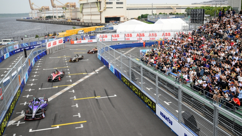 TOKYO, JAPAN - MAY 18: Pascal Wehrlein of Germany driving the (1) TAG Heuer Porsche Formula E Team Porsche 99X Electric Gen3 leads Edoardo Mortara of Switzerland driving the (48) Mahindra Racing Mahindra M11Electro on track during the Tokyo E-Prix, Round 9 of the 2025 FIA Formula E World Championship at Tokyo Street Circuit on May 18, 2025 in Tokyo, Japan. (Photo by Simon Galloway/LAT Images for Formula E)