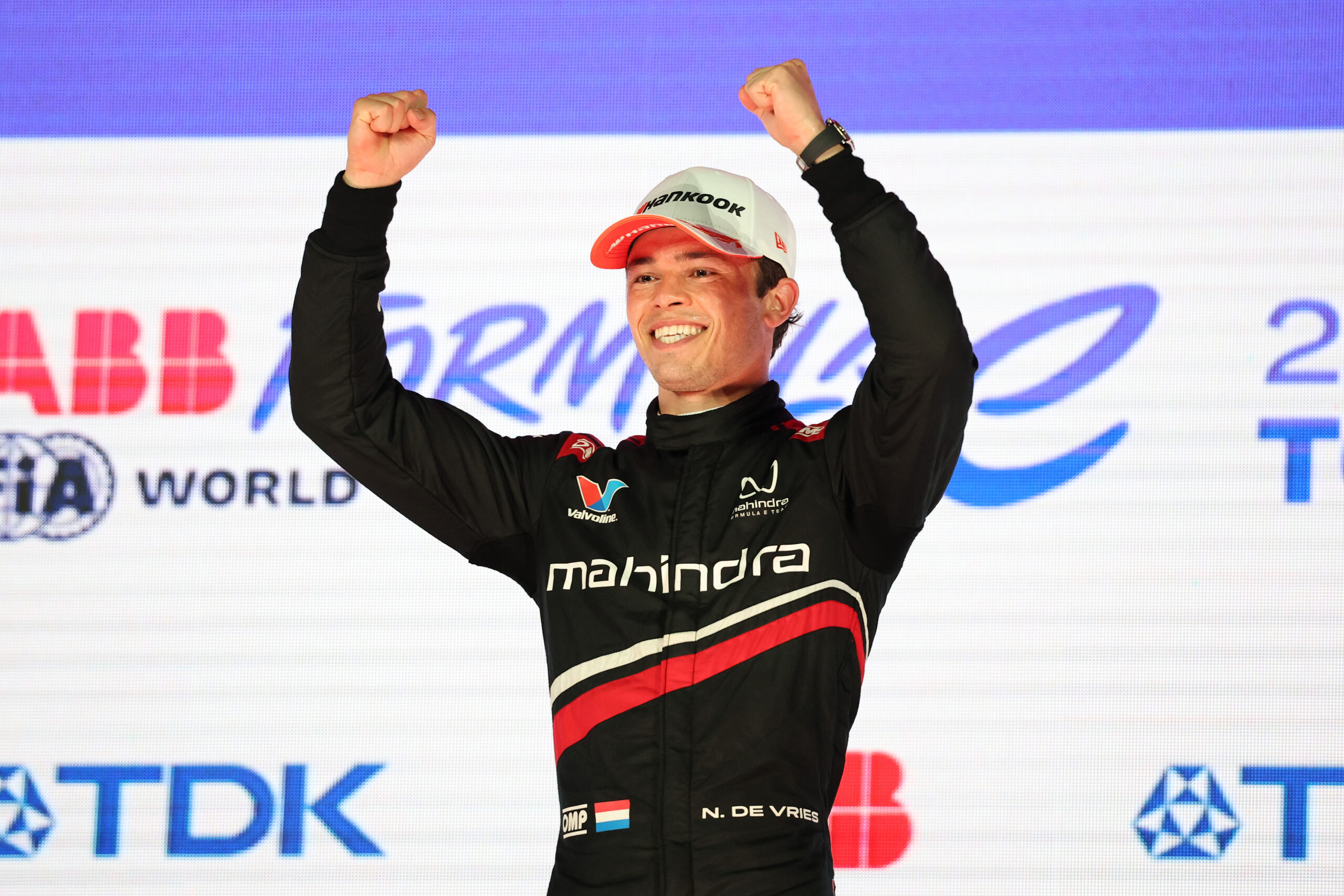 TOKYO, JAPAN - JULY 26: Race winner Nyck de Vries of the Netherlands and Mahindra Racing celebrates on the podium after the Tokyo E-Prix, Round 15 of the 2026 FIA Formula E World Championship at Tokyo Street Circuit on July 26, 2026 in Tokyo, Japan. (Photo by Takashi Aoyama/LAT Images)