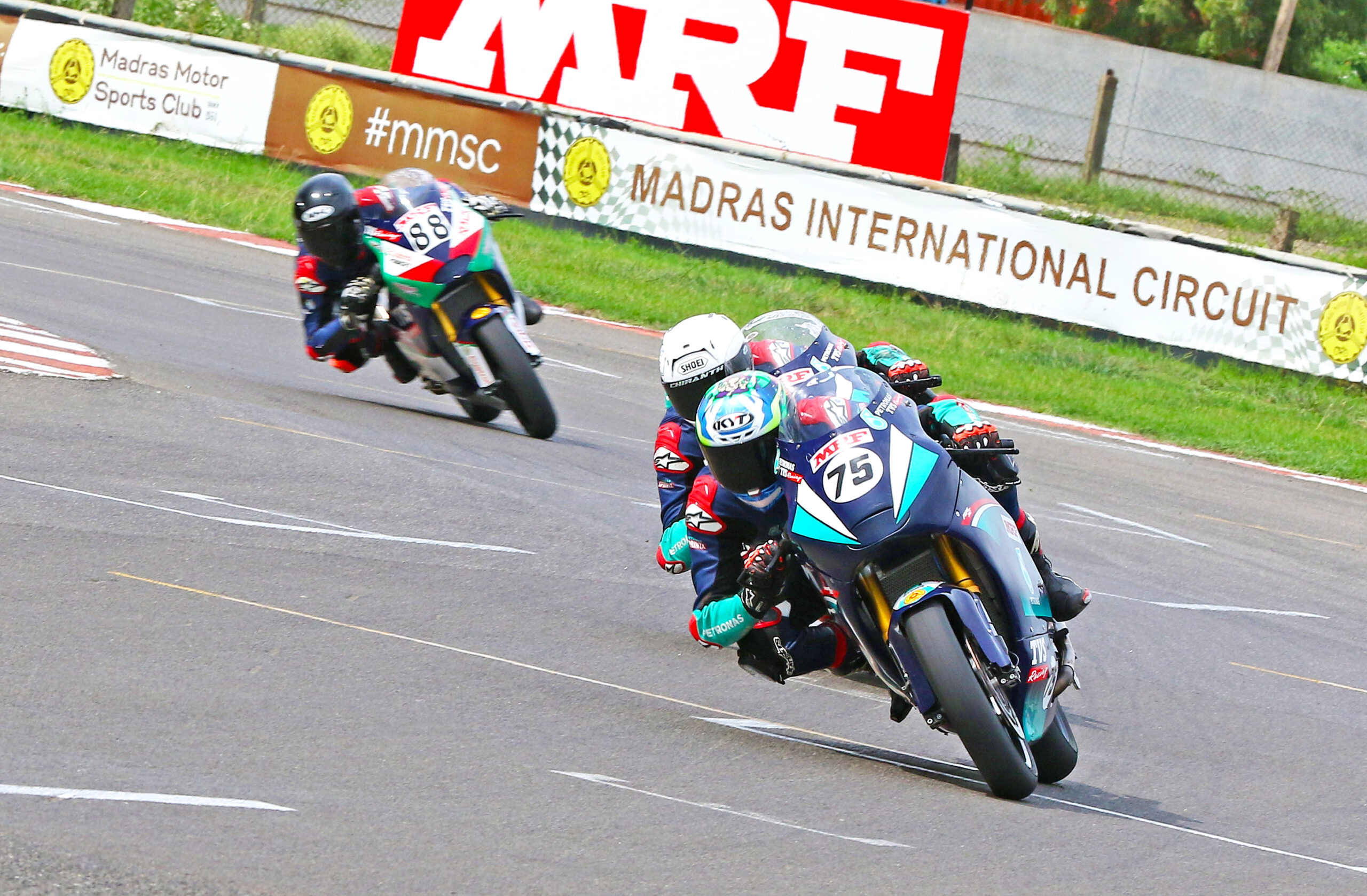 Sarthak Chavan (75) on way to winning the Super Sport 301-400cc race (Aug 15)