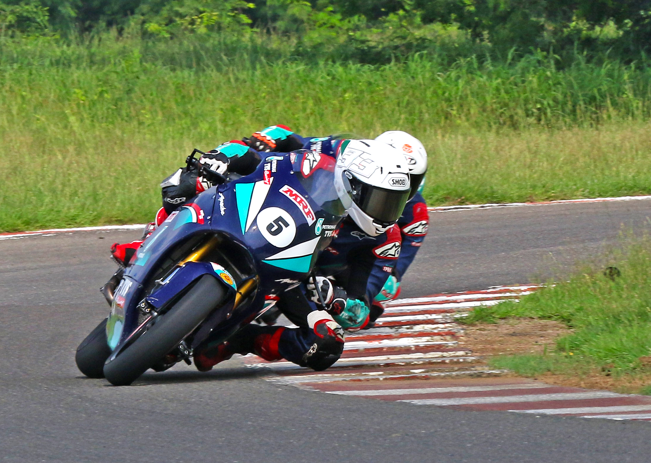 Chiranth Vishwanath (5) on way to winning the Super Sport 301-400cc Open race (Oct 31)