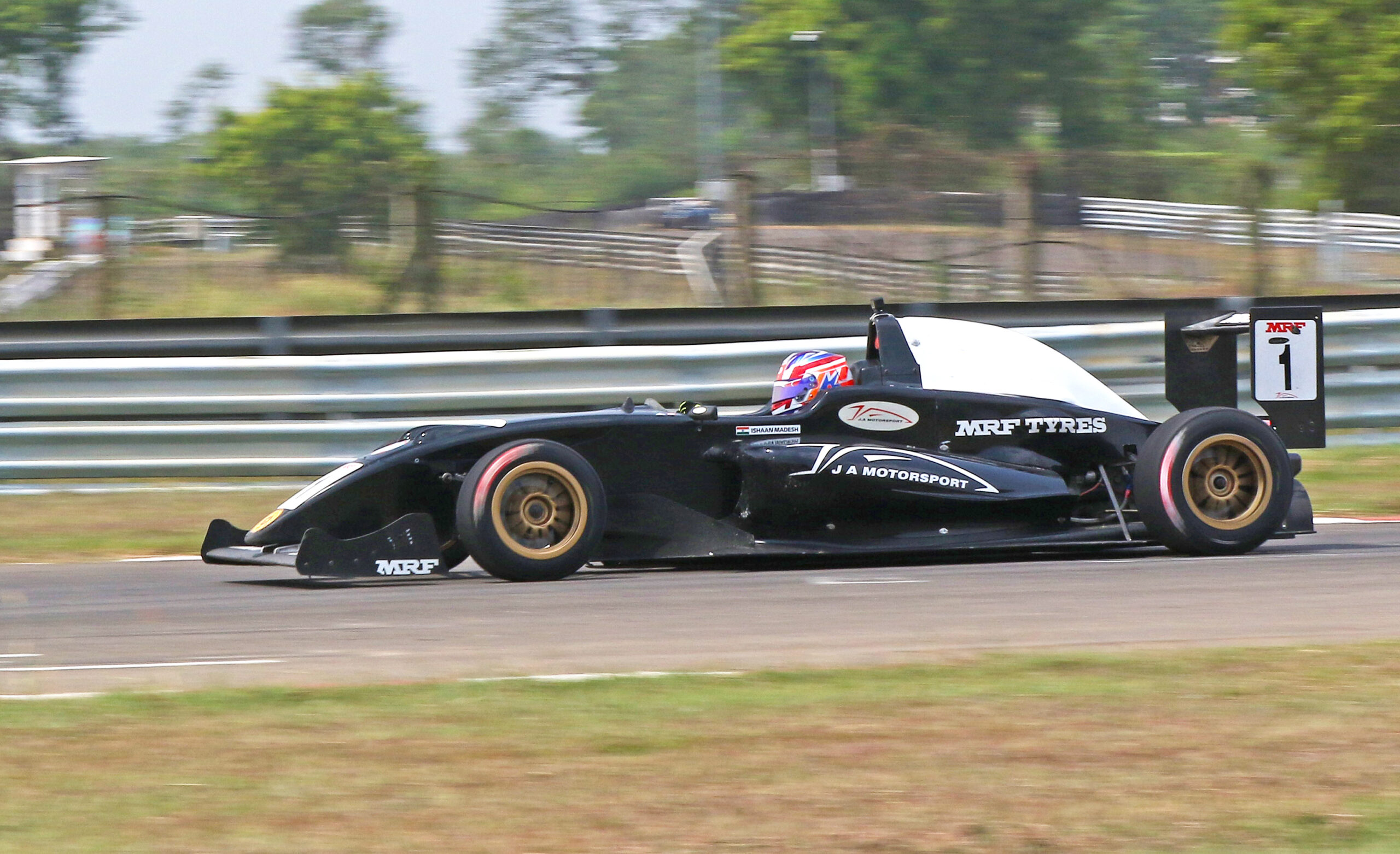 Ishaan Madesh in action while winning the MRF F2000 Race-3 (Oct 11)
